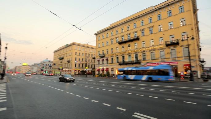黄昏中的圣彼得堡街道