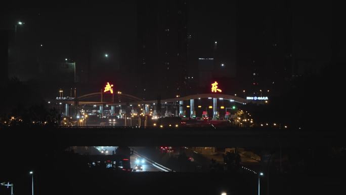 武汉武东收费站夜景加动车驶过有轨电车驶过