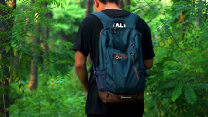 学生背着包在树林山里行走