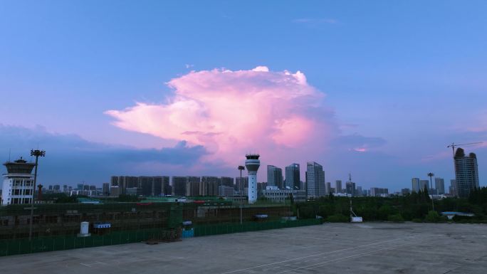 合肥国际机场塔台上空的蘑菇云