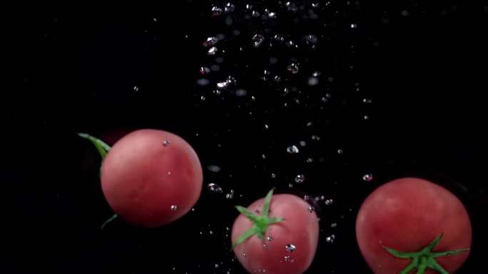 西红柿 番茄 西红柿落入水中的慢动作