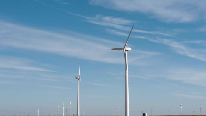 大气蓝天风力发电航拍戈壁滩新能源
