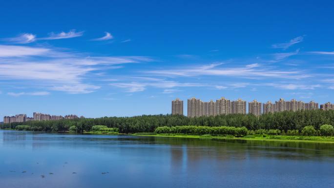 静静的河流和晴朗的天空