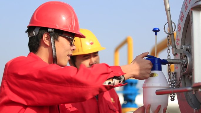 浙江成品油管道中转站工人戴安全帽安全检测