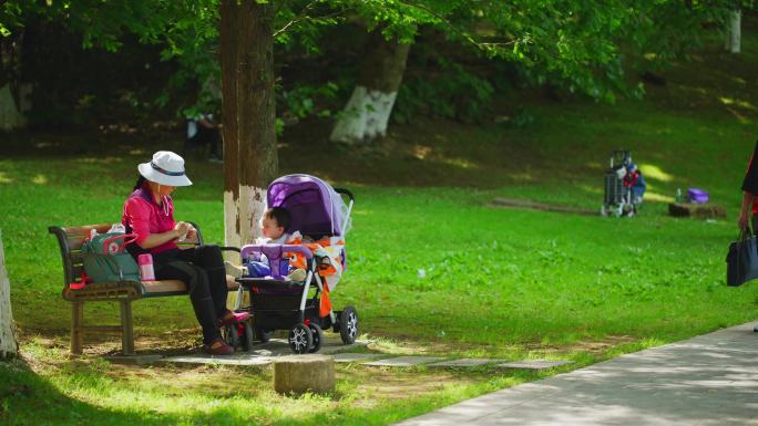 老年人 退休生活 公园散步 幸福家庭