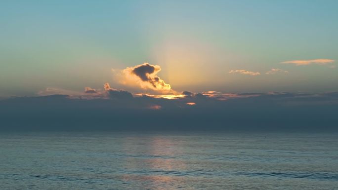 4k航拍大海海平面上日出2