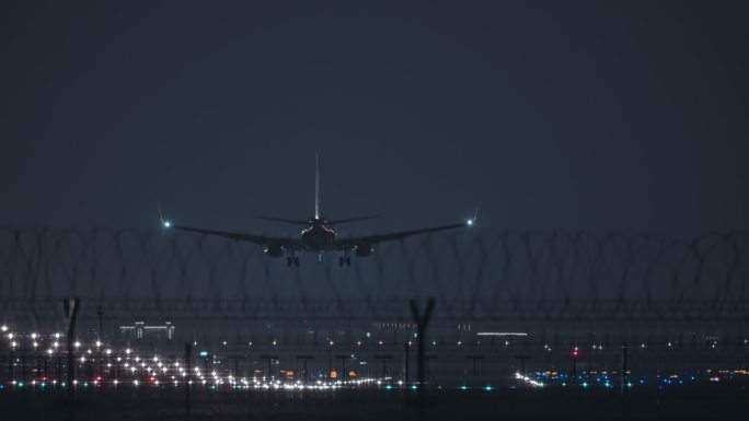 机场夜间飞机降落