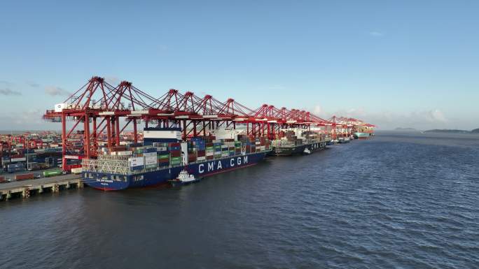 上海洋山港码头货轮装卸货