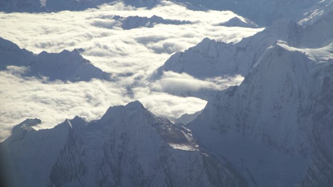 航拍雪山山峰