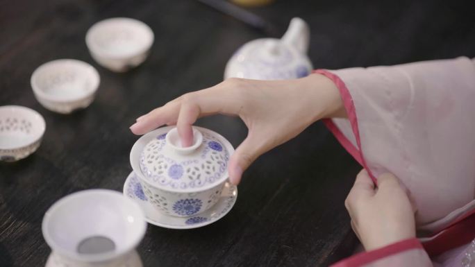 美女沏茶