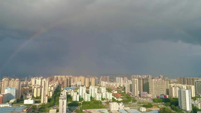 城市房地产 雷暴雨 彩虹