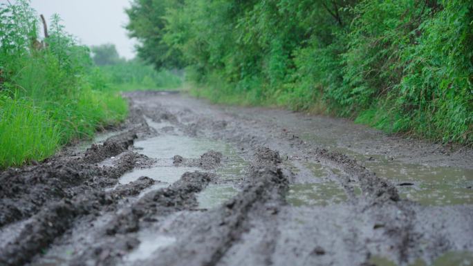 4k农村下雨天泥泞的道路积水