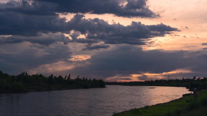 新疆伊犁河的晚霞延时