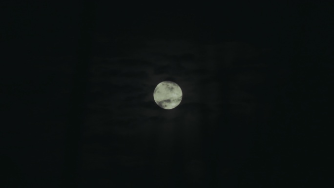 云朵遮住月亮 实拍