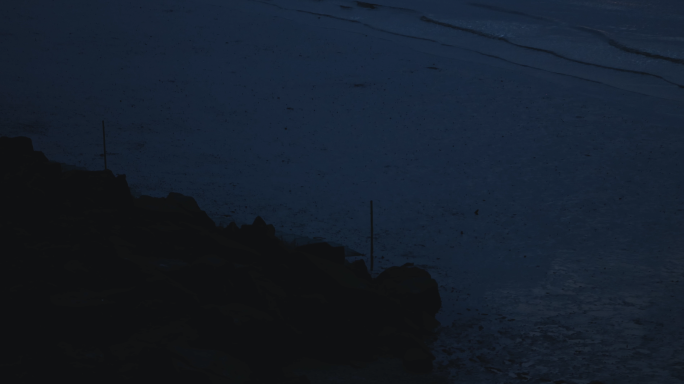 4k 夜晚海边的礁石 电影感 海浪 孤寂