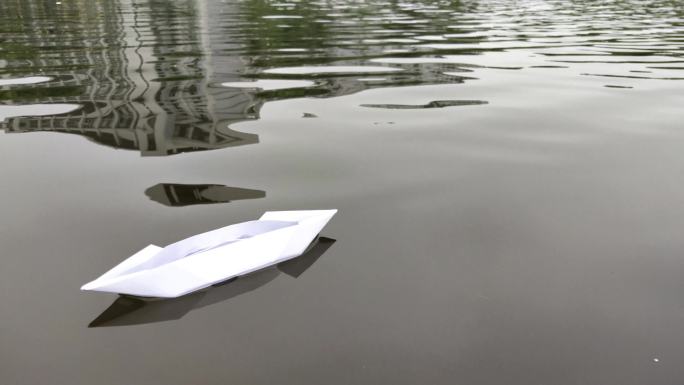 水面纸船漂浮空镜