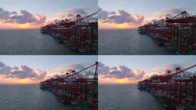 夕阳下的上海洋山港码头