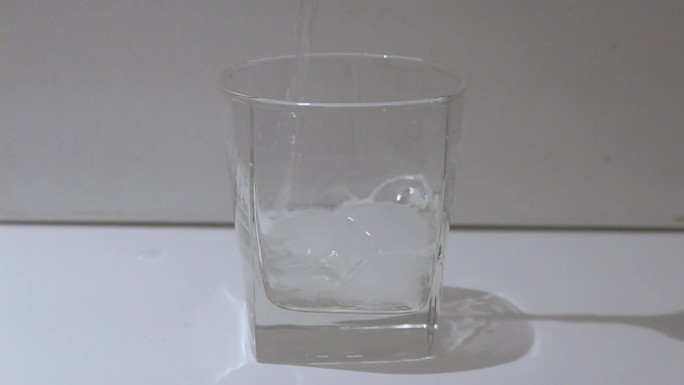 冰块丢入玻璃杯 倒入纯净水