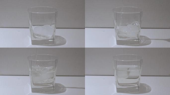 冰块丢入玻璃杯 倒入纯净水