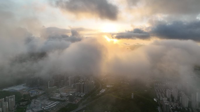 深圳市区日出云海