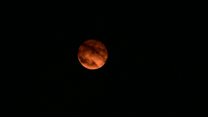 夜空中一轮红月亮升起
