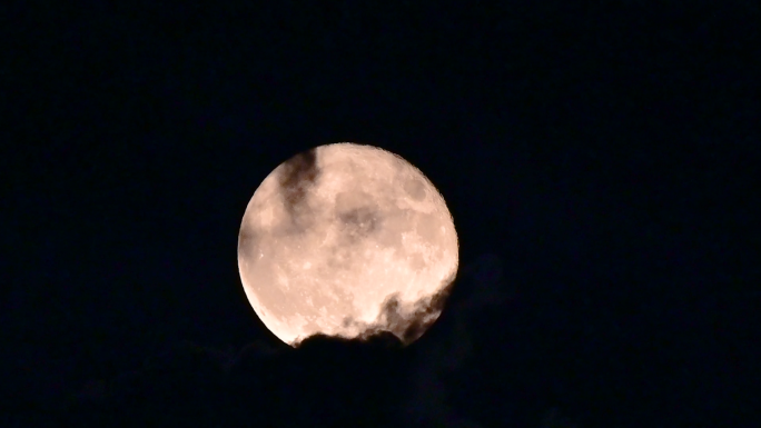 夜晚天空月亮升起十五的月亮