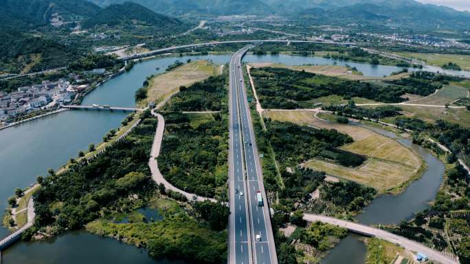 山水之间-高速公路