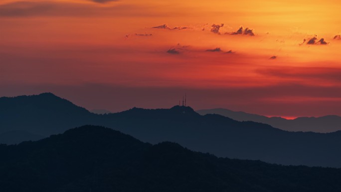 青山上空夕阳下游走的云延时航拍