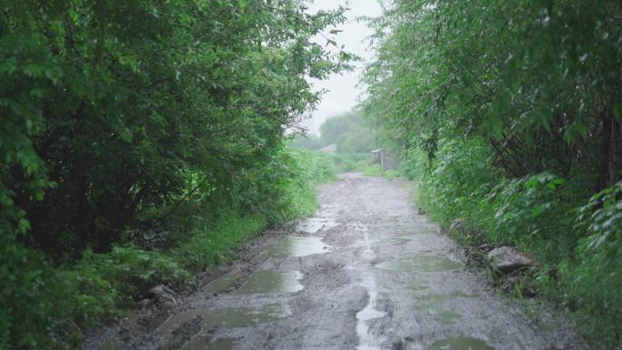 4k农村下雨天泥泞的道路积水