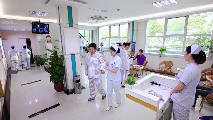 21护士温馨服务搀扶患者