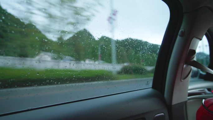 雨天车内心情低落伤心情景