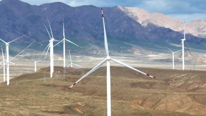 航拍青海柴达木茶卡风力发电风车清洁能源
