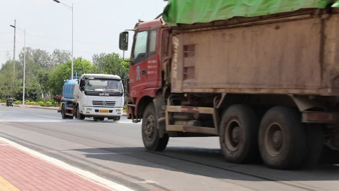 城市环卫清洗路面扫地车