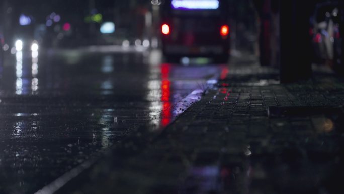 夜晚下雨路面上的公交车
