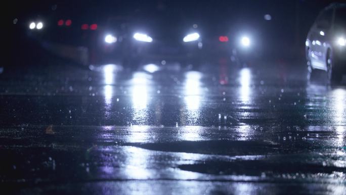 夜晚下雨路面上的汽车车流