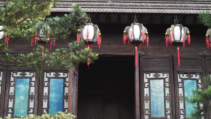 传统园林别墅建筑挂着灯笼的门廊