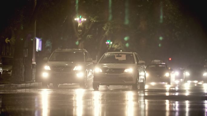 夜晚下雨-路面车流特写