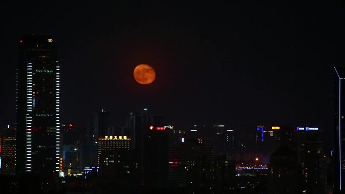 昆明双塔夜晚缓缓升起的红月亮