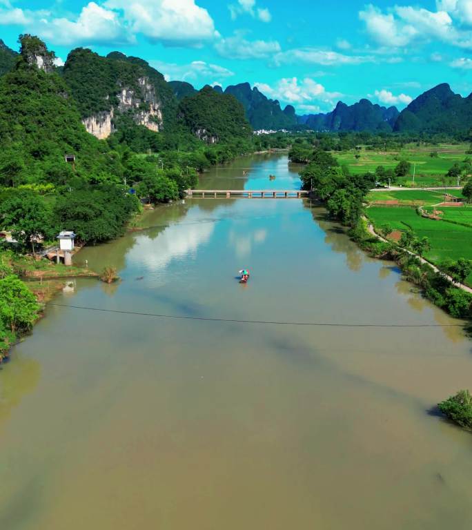 竖屏航拍桂林遇龙河风光竹筏漂流2022年