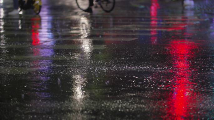 夜晚下雨路面上的汽车压过积水