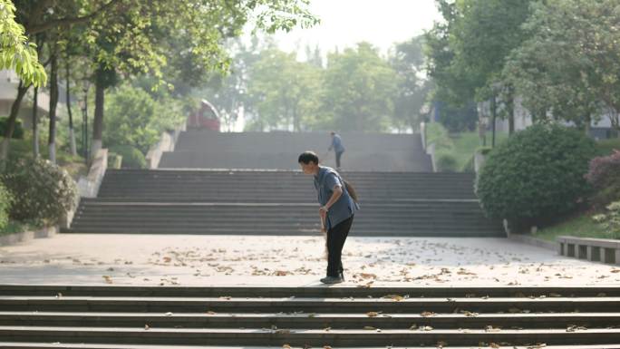 清晨物业保洁阿姨打扫街道小区