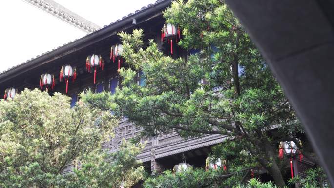 传统园林别墅建筑挂着灯笼的屋檐