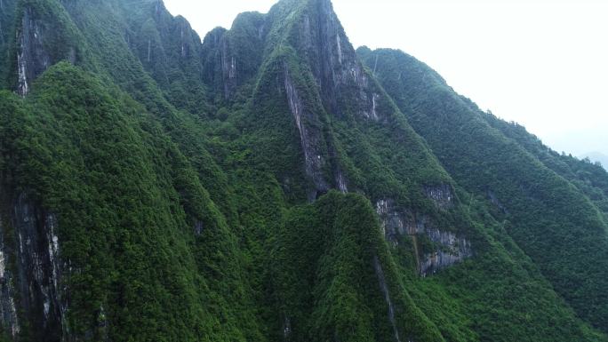 雨中航拍大山