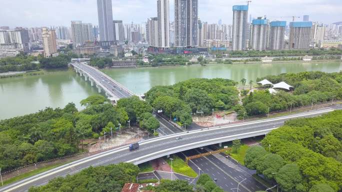 中国广西南宁的邕江大桥和江边道路车流