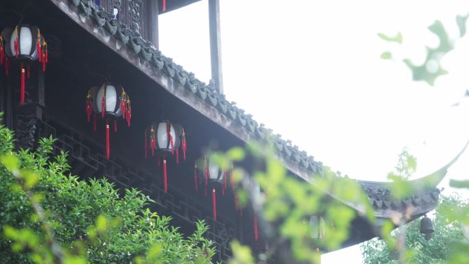 传统园林别墅建筑屋檐下挂着灯笼