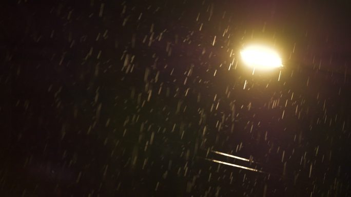 雨夜 雨丝 飘雨  路灯