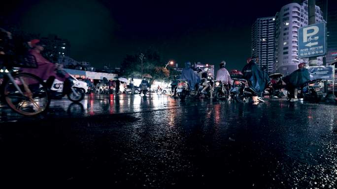 城市下雨天夜景