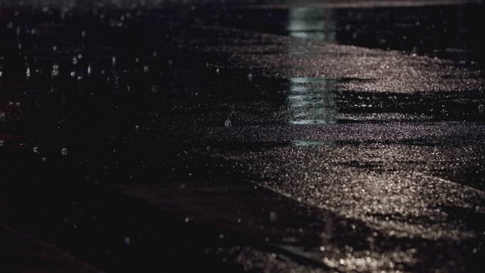下雨的夜晚-马路潮湿路面