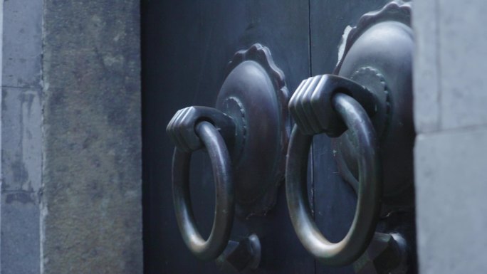 传统建筑黑色大门上铜门环