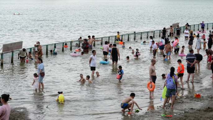 河边游水的市民